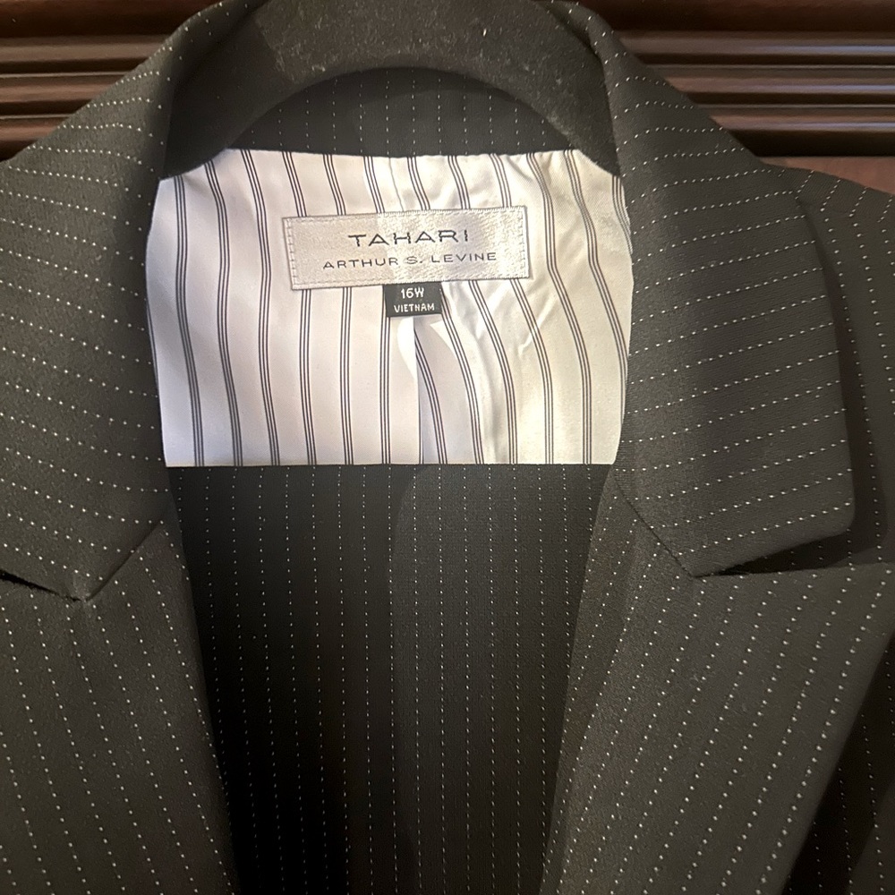 NWT Women’s TAHARI black/white pinstriped pants suit. Size 16W.